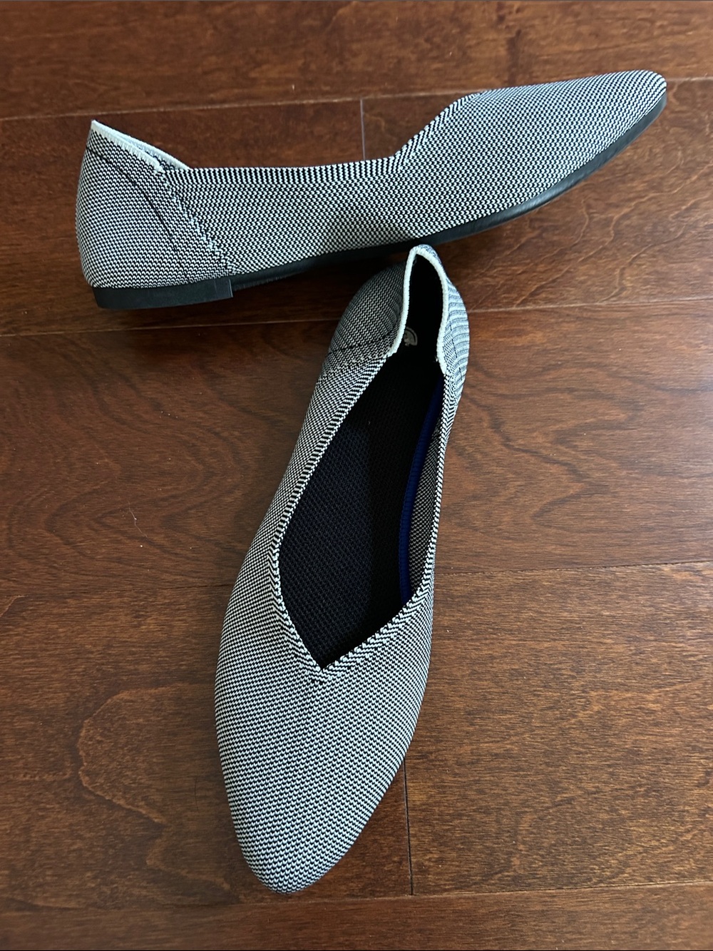 Womenโs Pointed Knit Slip-On Flats in Black and White, Size 6